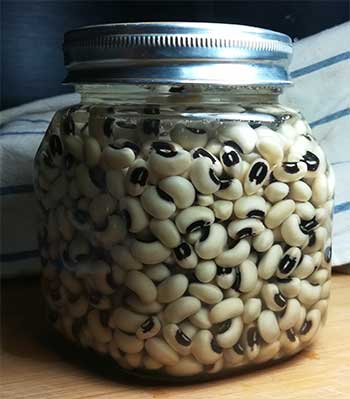 Soaking black-eyed peas